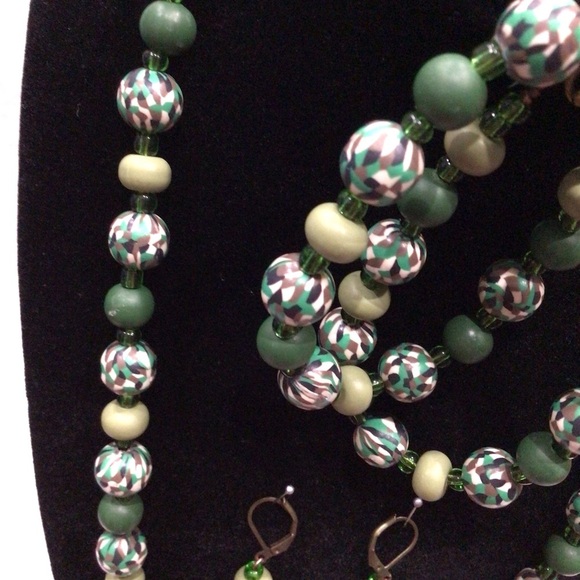 Chic Speckled Green Round Beaded Necklace, Bracelet, and Earring Set - Picture 7 of 9
